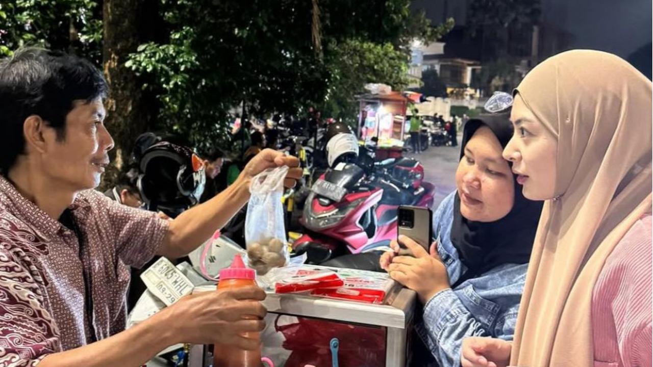 Keseruan Ayana Moon Nikmati Ramadan 2025, Asyik Jajan Cilok Larisi Pedagang Kaki Lima
