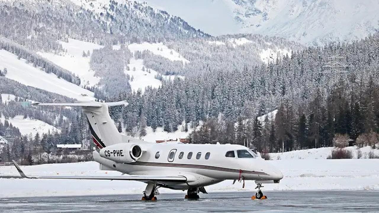 Mengintip Kemewahan Jet Pribadi Paris Hilton yang Didekorasi Serba Pink