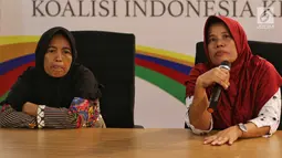 Ibu Roidah bersama Ibu Siti Jariyah saat menceritakan pengalamannya terkait penerima Program Keluarga Harapan dan Program Mekar yang diberikan era Pemerintahan Joko Widodo di Rumah Cemara, Jakarta, Kamis (28/2). (Liputan6.com/Johan Tallo)