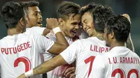 Para pemain Indonesia merayakan gol yang dicetak oleh Ricky Fajrin ke gawang Laos pada laga Asian Games di Stadion Patriot, Jawa Barat, Jumat (17/8/2018). Indonesia menang 3-0 atas Laos. (Bola.com/Peksi Cahyo)