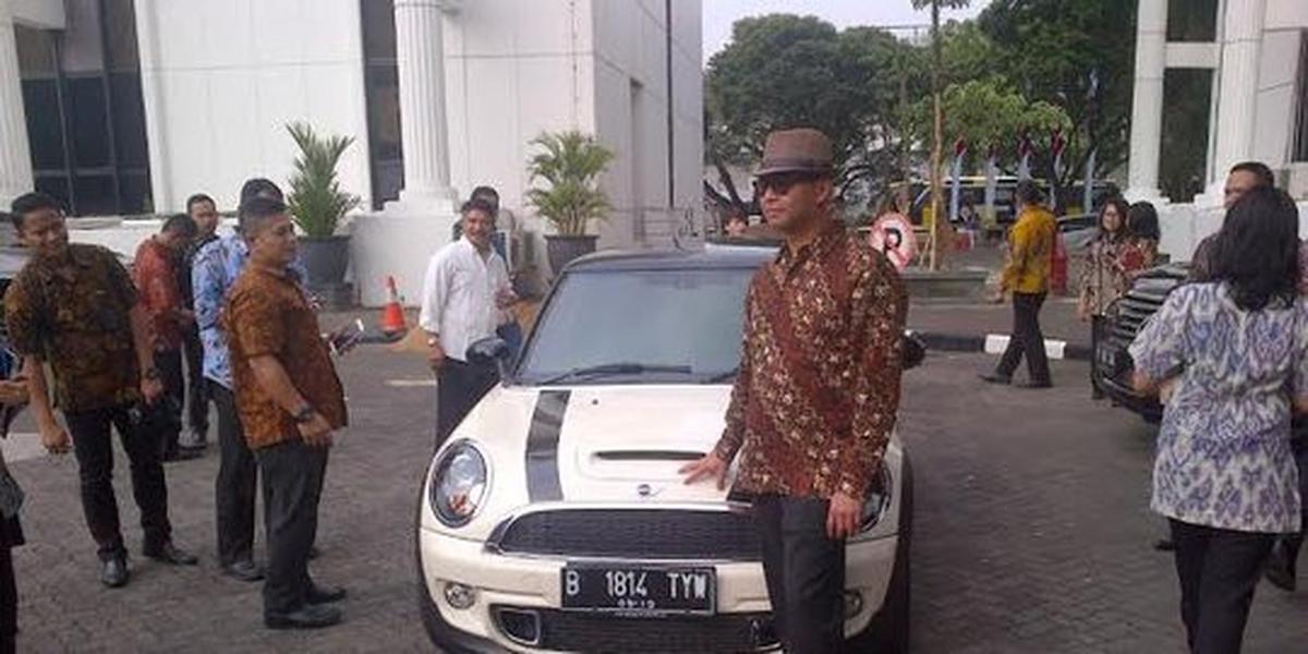 Dua menteri mantan pengamat dicopot
