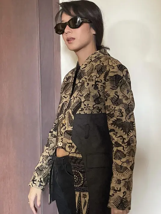 <p>Dengan batik yang dikreasikan jadi jas modifikasi, penampilan Gista begitu edgy. [Foto: Instagram/ Gista Putri]</p>