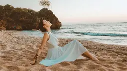 Tentunya identik dengan Bali, pantai menjadi salah satu destinasi yang dikunjungi Andira. (Liputan6.com/IG/@andirazh)