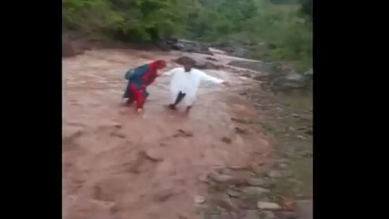 Upaya tenaga medis di negara bagian India bagian utara sebrangi sungai lakukan vaksinasi