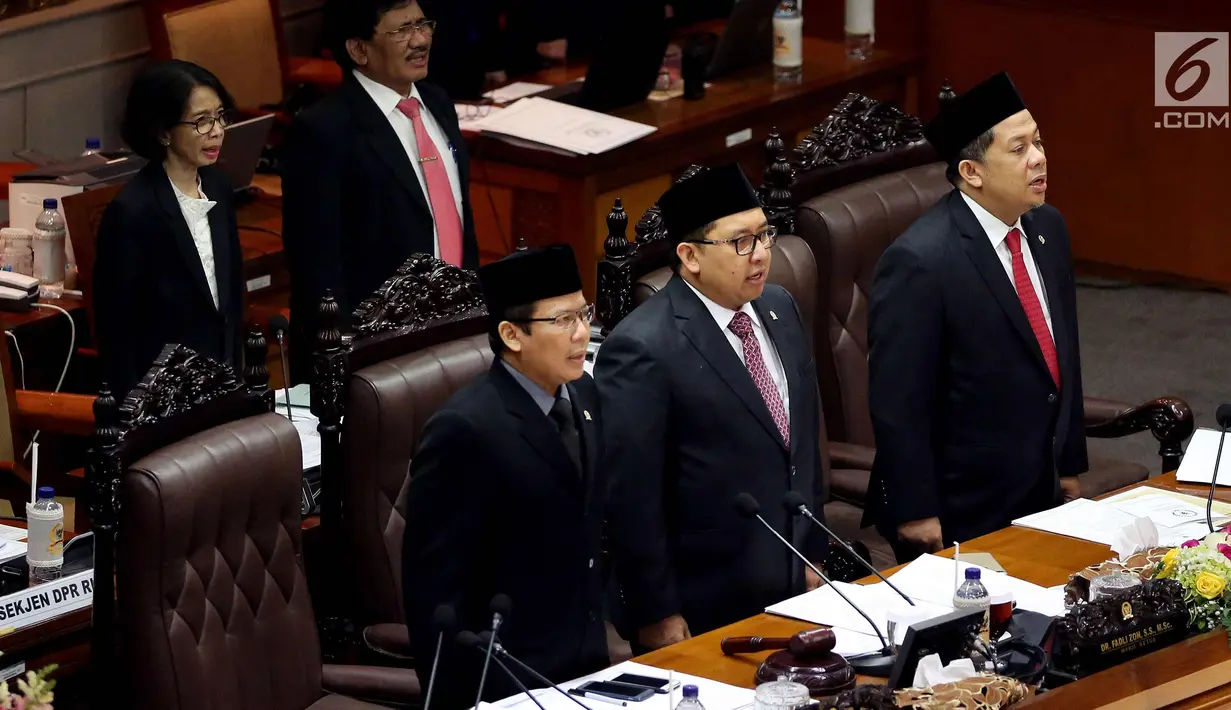 Wakil Ketua DPR Taufik Kurniawan (kiri), Fadli Zon (tengah) dan Fahri Hamzah saat memimpin rapat Paripurna ke 14 di Gedung Nusantara II DPR, Jakarta, Senin (11/12). (Liputan6.com/Johan Tallo)