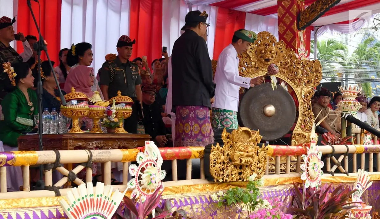 Presiden Jokowi memukul gong saat pembukaan Pesta Kesenian Bali (PKB) ke-40 di Bali (23/6). Setelah  memukul gong Jokowi menyaksikan Tari Siswa Nataraja diiringi Gamelan Ketug Bumi. (Liputan6.com/Pool/Biro Pers Setpres)