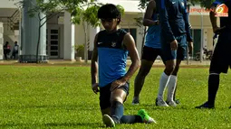 Rassyid Assahid lakukan peregangan otot usai  Latihan Timnas Indonesia di Lapangan Inspen, Putrajaya, Malaysia. Jumat 30 November 2012.