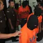 7 Dari 9 tersangka kasus dugaan pembunuhan Salim Kancil, aktivis antitambang serta tambang ilegal Lumajang, diserahkan ke Kejaksaan Negeri Surabaya. (Liputan6.com/Dian Kurniawan)