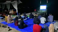 AJI Ajak Warga Pesisir Gorontalo Nobar Film Angin Timur Karya Ekspedisi Indonesia Baru (Arfandi/Liputan6.com)