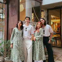 Nadin Amizah dan Faishal Tanjung dengan Vidi Aldiano dan Sheila Dara (Instagram/@vidialdiano)