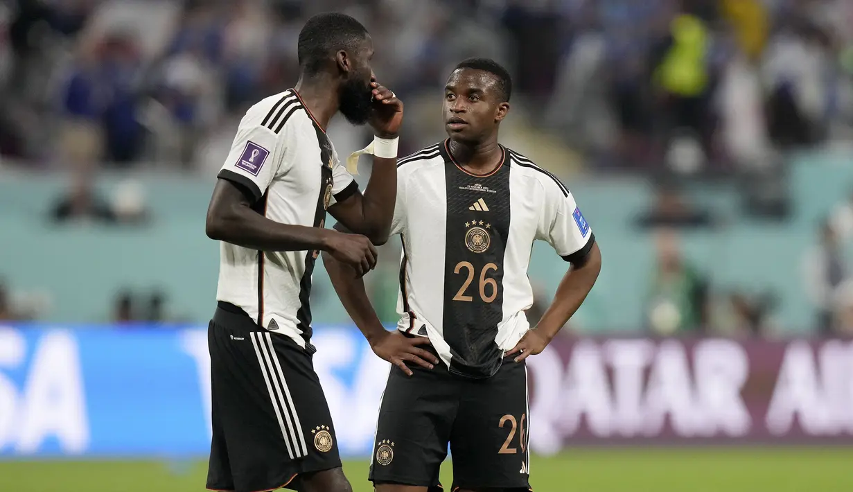 Youssoufa Moukoko. Striker Timnas Jerman yang bermain di Borussia Dortmund ini menjadi pemain termuda yang telah melakukan debutnya di matchday pertama fase Grup E Piala Dunia 2022 saat diturunkan pelatih Hansi Flick menghadapi Jepang pada menit ke-90 menggantikan Serge Gnabry (23/11/2022). Saat itu ia baru berusia 18 tahun dan 3 hari. Sayang, debutnya harus berakhir dengan kekalahan 1-2 dari Jepang. (AP/Matthias Schrader)