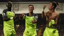 Gelandang Liverpool, Roberto Firmino, berjoget tanpa baju merayakan gol yang dicetaknya ke gawang Crystal Palace pada laga Premier League di Stadion Selhurst Park, Inggris, Sabtu (29/10/2016). Liverpool menang 4-2 atas Palace. (Reuters/John Sibley)