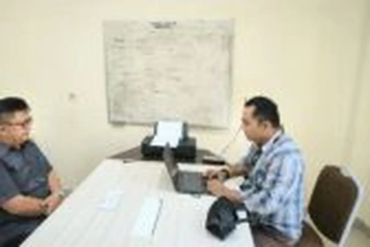 Sekdakab Kepulauan Sitaro Denny Kondoj (kiri) saat menjalani pemeriksaan pihak Polres Sitaro, Sabtu (2/11/2023).