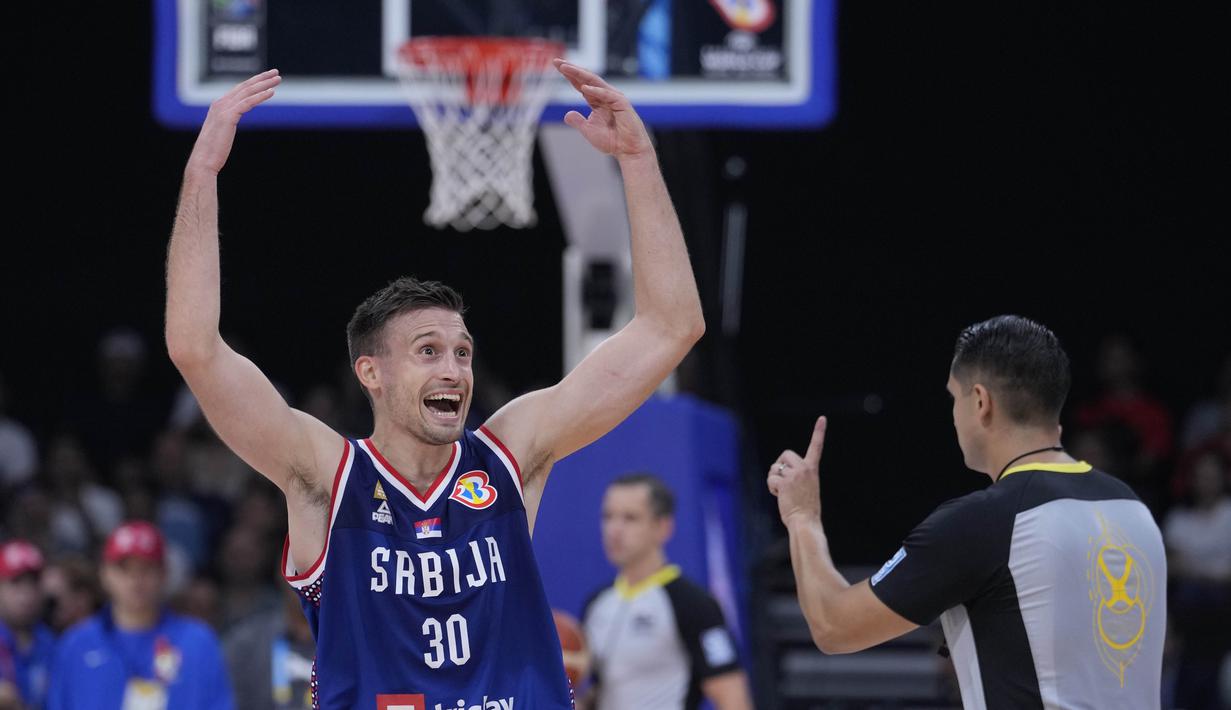 Reaksi point guard Serbia, Aleksa Avramovic (kiri), setelah mendapatkan peringatan dari wasit dalam pertandingan final Piala Dunia FIBA 2023 melawan Jerman yang berlangsung di Mall of Asia Arena, Pasay, Filipina, Minggu (10/9/2023) malam WIB. (AP Photo/Michael Conroy)