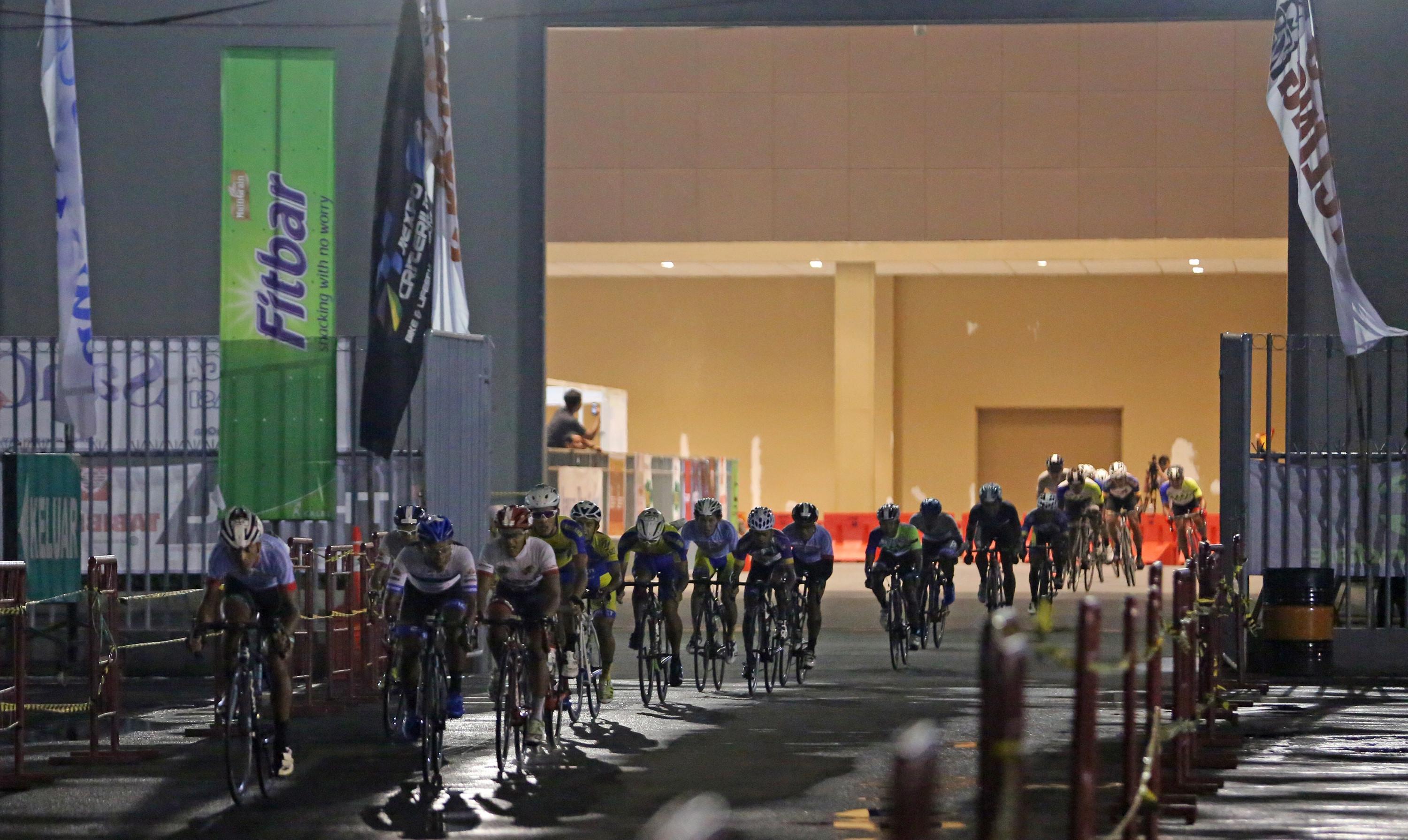 Para pebalap sepeda berpartisipasi dalam acara JIExpo Criterium 2017, di JIExpo Kemayoran, Jakarta, Sabtu (15/4/2017). (JIExpo Criterium).