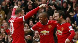 Selebrasi Ashley Young (tengah) usai mencetak gol penyama kedudukan (Reuters / Jason Cairnduff ).