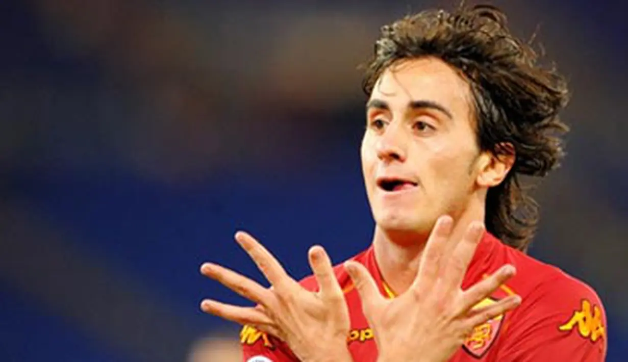 AS Roma's midfielder Alberto Aquilani celebrates after scoring against Reggina during their Serie A football match at Olympic stadium in Rome on September 20, 2008. AFP PHOTO / VINCENZO PINTO