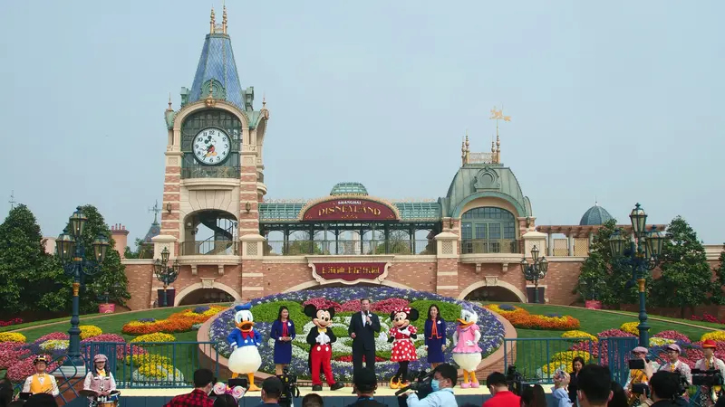 FOTO: Kembali Dibuka, Disneyland Shanghai Diserbu Wisatawan