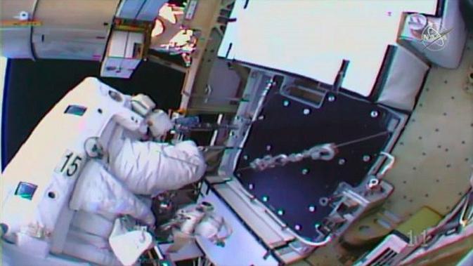 Astronaut NASA Andrew Morgan sedang memasang pelat adaptor baterai selama perjalanan ruang angkasanya untuk meningkatkan sistem tenaga Stasiun Luar Angkasa Internasional (ISS), Minggu, 6 Oktober 2019. (NASA TV)