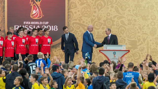 Trofi Piala Dunia 2018-Vladimir Putin
