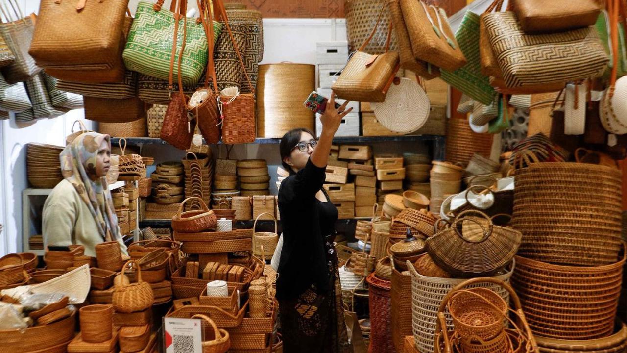 Pengunjung melihat produk kerajinan tangan pada pameran International Handicraft Trade Fair (Inacraft) 2024&nbsp; di Jakarta Convention Center (JCC), Jakarta, Jumat (1/3/2024).&nbsp;Ajang tahunan Inacraft kembali hadir pada 28 Februari-3 Maret 2024.&nbsp;