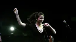 Penyanyi berusia 29 tahun ini tampak sangat bahagia saat di panggung. Dengan menggunakan busana hitam dan rambut yang diikat ke belakang, membuatnya semakin terlihat cantik saat menunjukkan performanya. (Liputan6.com/IG/@danillariyadi)