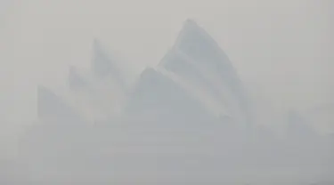 Kabut asap pekat menyelimuti Opera House di Sydney, Australia, Selasa (10/12/2019). Kondisi udara Sydney semakin buruk akibat kabut asap pekat yang ditimbulkan oleh kebakaran hutan. (AP Photo/Rick Rycroft)