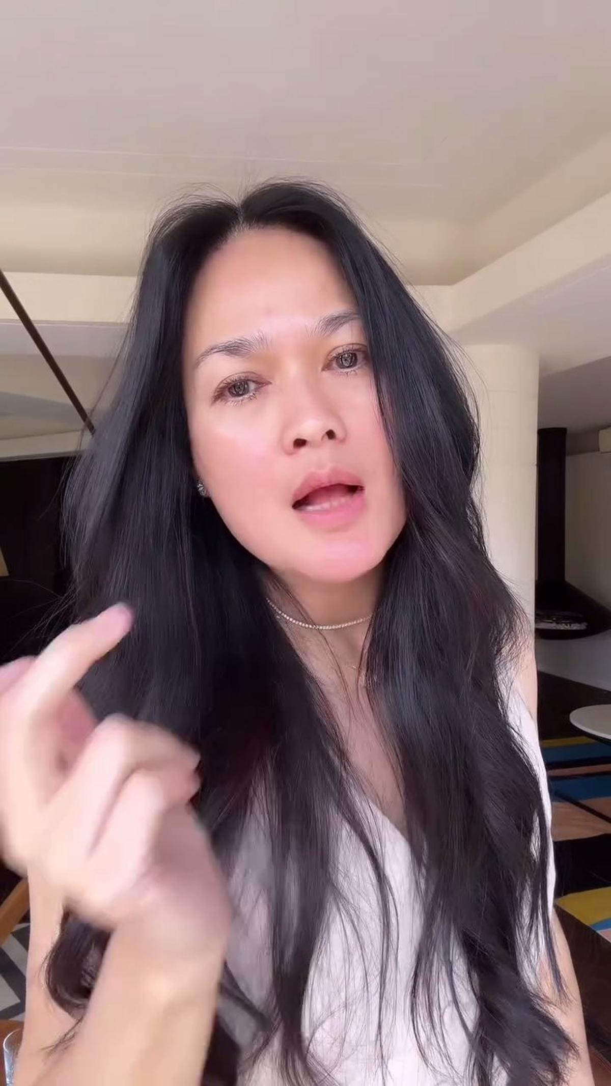 Tampil Kekinian dengan Rok Mini, 7 Potret Donna Harun yang Makin Stunning dan Slay di Usia 57 Tahun