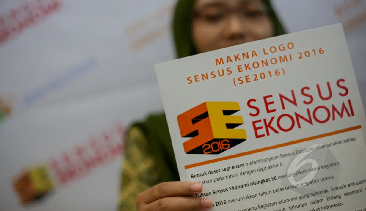 Seorang peserta memperlihatkan logo sensus ekonomi 2016 saat peluncuran di Kantor BPS Jakarta, Jumat (8/5/2015). Badan Pusat Statistik (BPS ) meluncurkan logo baru sensus Ekonomi 2016 (SE2016). (Liputan6.com/Faizal Fanani)