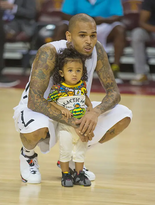 Nah! Begini gemasnya kedekata Chris Brown dengan putrinya, Royalty! (SplashNews/HollywoodLife)