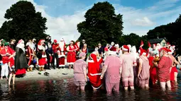 Sinterklas dari seluruh dunia berkumpul pada hari kedua Konvensi Musim Panas Sinterklas ke-59 di Kopenhagen, Denmark, 19 Juli 2016. Mereka memulai hari dengan berenang di pantai Bellevue. (Mathias Loevgreen Bojesen/Scanpix Denmark/AFP)