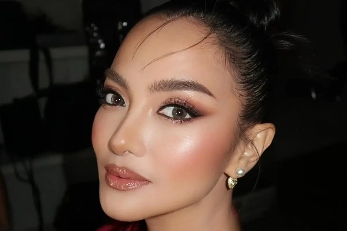Glam Look Ririn Ekawati yang Memukau, Perpaduan Satin Skin dan Cut Crease Eyeshadow