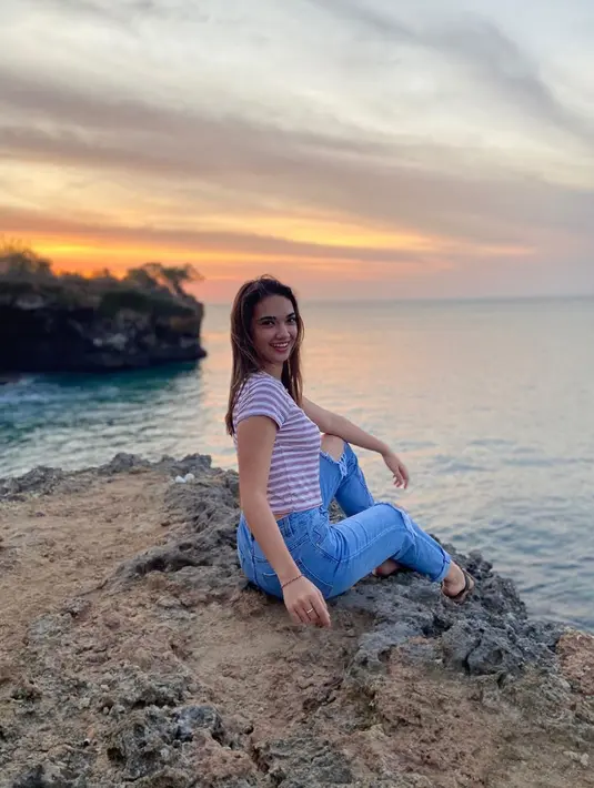 Kaus dengan motif garis-garis memang sangat cocok untuk dipakai saat pergi berlibur. Dipadukan dengan celana ripped jeans terlihat santai dan elegan di waktu yang bersamaan.(Liputan6.com/IG/@haico.vdv)
