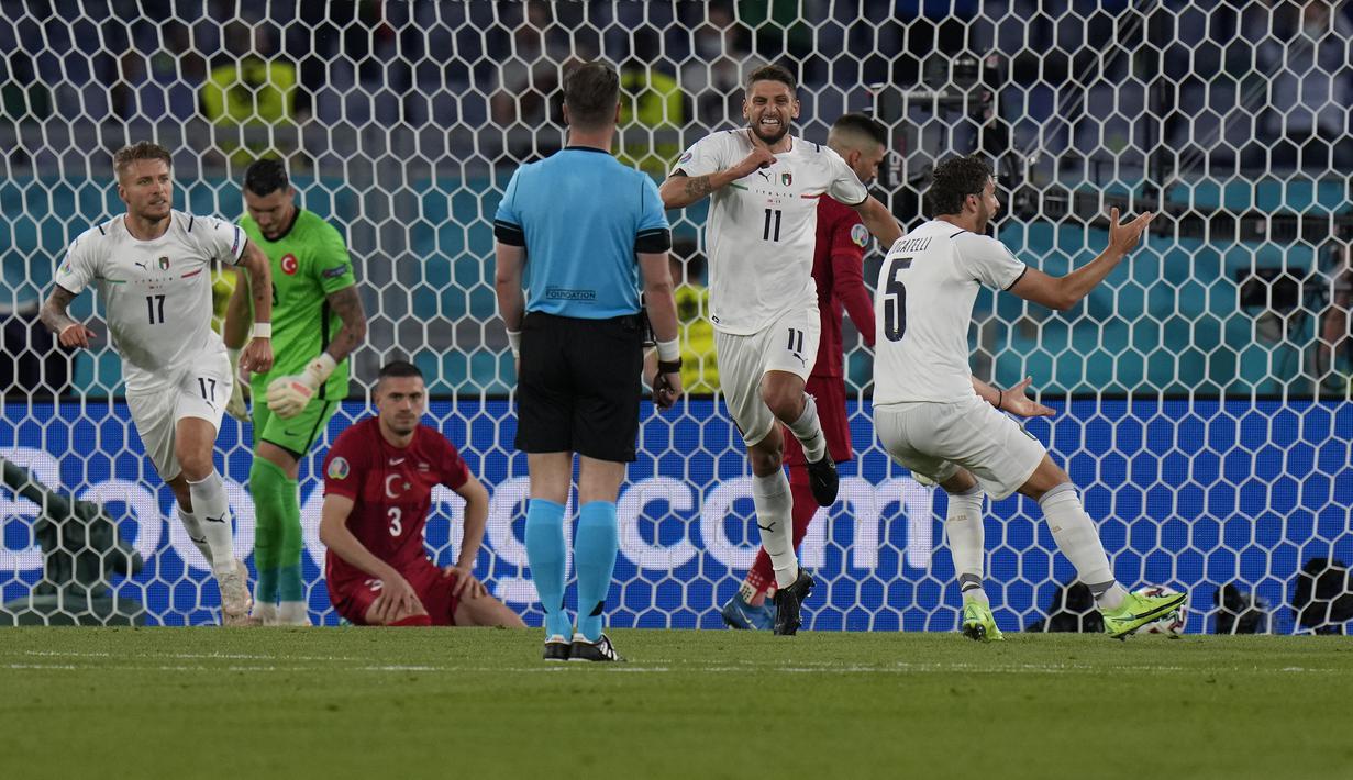 Gol bunuh diri pertama terjadi di laga pembuka Euro 2020 tepatnya di Grup A saat Turki menghadapi Italia (12/6/2021). Bek Turki asal Juventus, Merih Demiral melakukan gol bunuh diri pada menit ke-53 yang membuat Italia unggul 1-0. Hasil akhir, Turki kalah 0-3. (Foto: AP/Pool/Alessandra Tarantino)