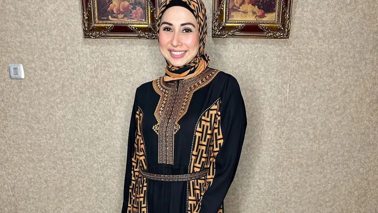 Hikmat Fashion menggandeng pemain film dan presenter Deswita Maharani sebagai brand ambassador.