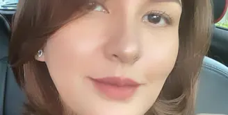 Donna Agnesia tampil dengan gaya rambut pendek, setelah sekian lama mempertahankan rambut panjangnya. Penampilannya terlihat lebih segar dan awet muda dengan potongan rambut pendek. Foto: Instagram.