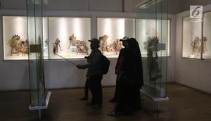 Pengunjung berswafoto saat mengunjungi Museum Fatahillah dan Museum Wayang, Kota Tua, Jakarta, Selasa (26/6). Pemprov DKI menggratiskan biaya masuk sejumlah museum menyambut HUT ke-491 Jakarta. (Liputan6.com/Arya Manggala)