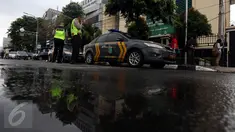 Sejumlah mobil polisi terparkir di depan PN Jakarta Utara, Senin (12/12). Jelang sidang perdana kasus dugaan penistaan agama oleh Basuki Tjahaja Purnama alias Ahok, terlihat anggota Kepolisian berjaga di depan pengadilan. (Liputan6.com/Johan Tallo)