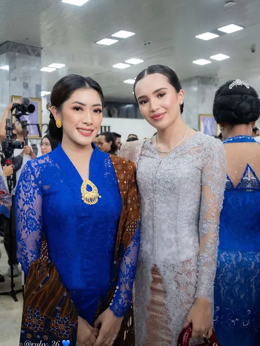 Kedua istri ini terlihat kompak mengenakan kebaya dan jinjing tas Lady Dior dengan warna berbeda [@bebytsabina]