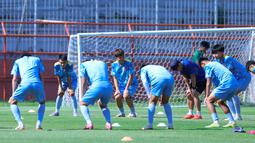 Menurut pantauan Bola.com dan Bola.net, Timnas Vietnam U-17 memulai sesi latihan sekitar pukul 14.00 WIB. Saat itu, panas terik matahari berada pada suhu 34 derajat celcius. (Bola.com/M Iqbal Ichsan)