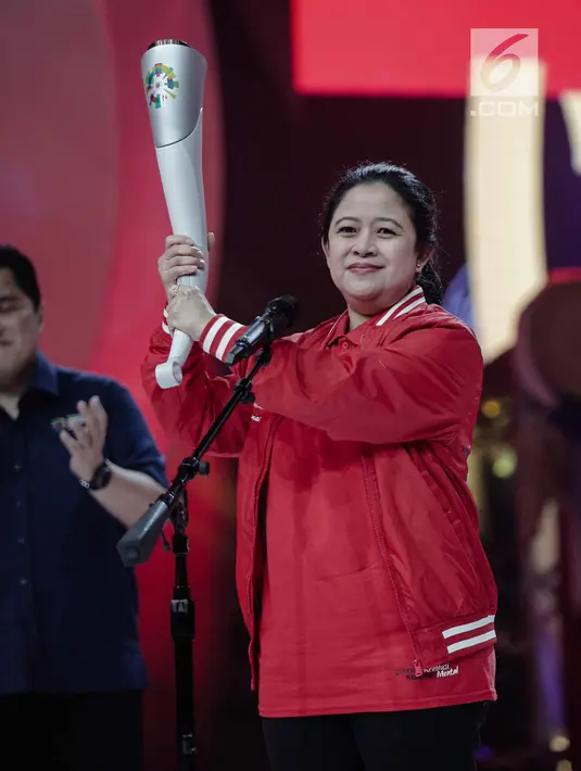 Menko PMK Puan Maharani mengangkat obor untuk Asian Games 2018 saat peluncuran Torch Asian Games dalam Konser 100 Hari Menuju Asian Games 2018 di Studio 6 Emtek, Jakarta, Kamis (10/5). (Liputan6.com/Faizal Fanani)