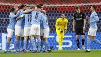 Para pemain Manchester City merayakan gol Kevin De Bruyne ke gawang Borussia Moenchengladbach pada leg kedua babak 16 besar Liga Champions di Puskas Arena in Budapest, Rabu (17/3/2021) dini hari WIB. (AP Photo/Laszlo Balogh)