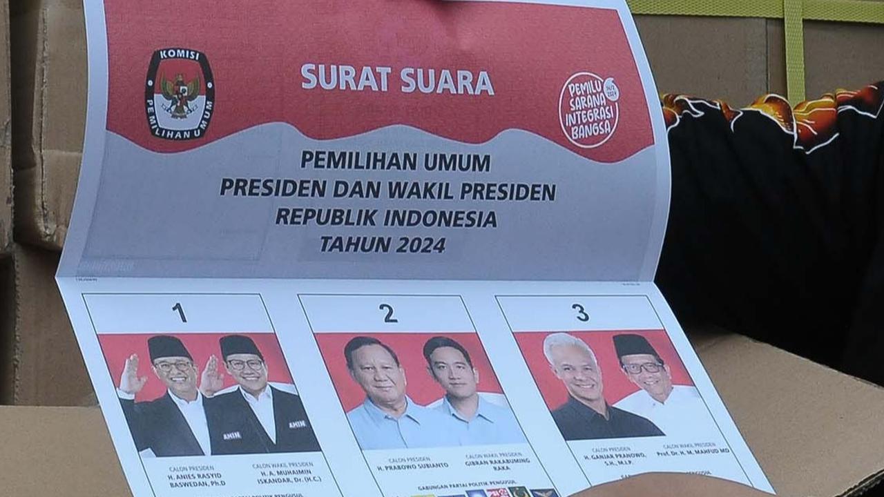 Sementara pasangan calon nomor urut 3, Ganjar Pranowo-Mahfud MD, dalam surat suara itu tampak berbeda dari pada dua paslon lain.