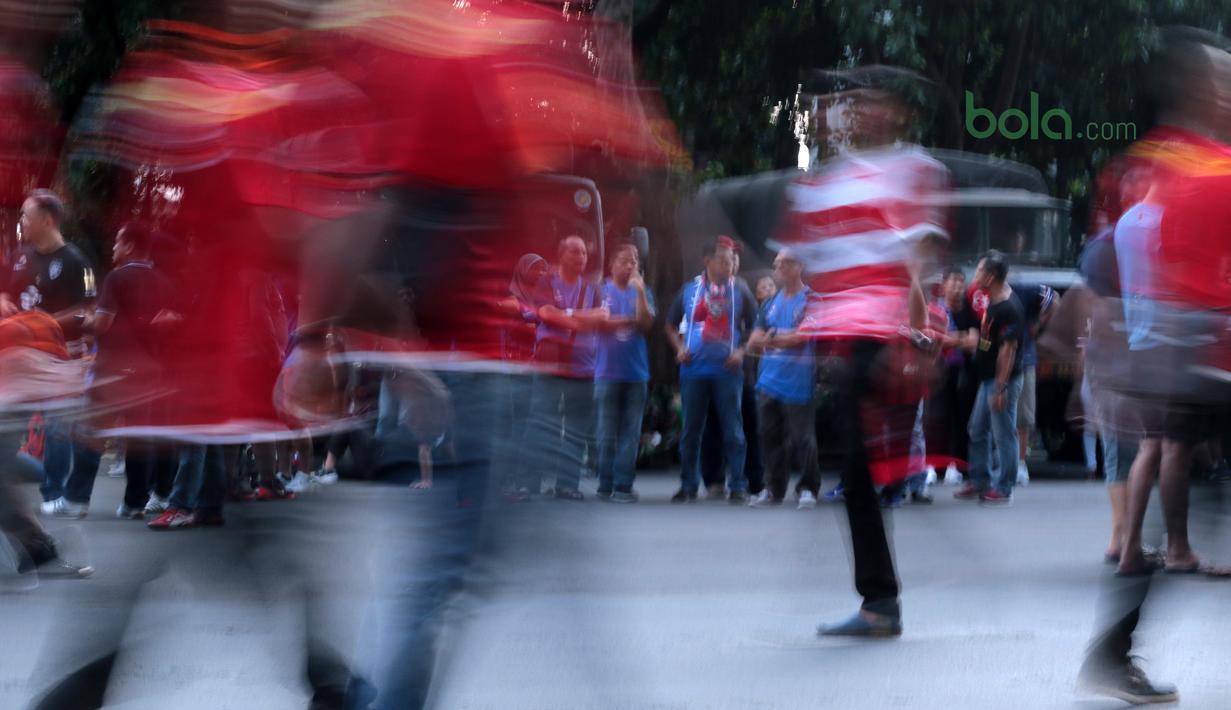 Boys of Straits berbaur dengan The Jakmania sebelum mendukung Johor Darul Ta’zim pada laga Piala AFC 2018 di Stadion Utama Gelora Bung Karno, Jakarta, Selasa (10/4/2018). Persija Jakarta menang 4-0 atas JDT. (Bola.com/Nick Hanoatubun)