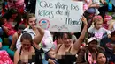 Para ibu membentangkan poster saat menyusui bayi mereka di peringatan Pekan ASI Dunia di Bogota, Kolombia (3/8). Aksi ini untuk mengkampanyekan pentingnya manfaat Air Susu Ibu (ASI) untuk kesehatan bayi dan balita. (REUTERS/John Vizcaino)