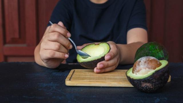 Ilustrasi Pria makan Alpukat