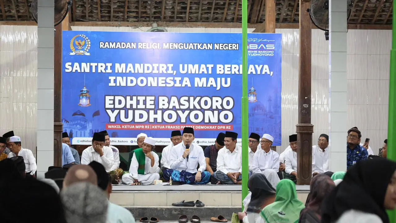 Wakil Ketua MPR RI sekaligus Ketua Fraksi Partai Demokrat DPR RI, Edhie Baskoro Yudhoyono (EBY) atau Ibas, menghadiri kegiatan buka puasa bersama tokoh agama, pimpinan pondok pesantren, santri, dan masyarakat di Pondok Pesantren Tarbiyatul Ulum Sumursongo