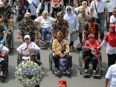 Ratusan massa dari keluarga Pejuang beserta Penghuni Rumah Negara menggelar aksi longmarch menuju Istana Merdeka, Jakarta, Senin (9/11/2015). Mereka menolak RPP tentang rumah negara PP NO 40 tahun 94 & PP No. 31 Tahun 2005. (Liputan6.com/Faizal Fanani)