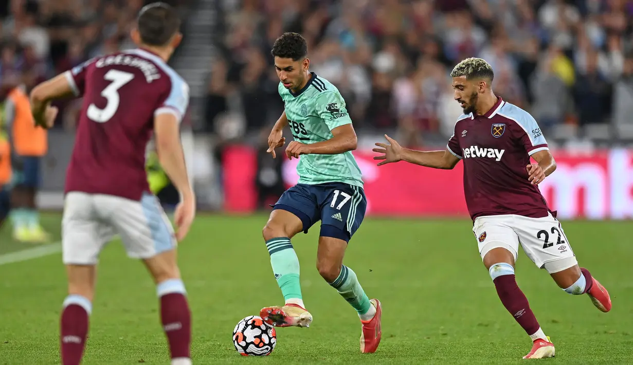 Ayoze Perez menjadi salah satu faktor kekalahan telak 1-4 Leicester City kala menghadapi West Ham United di pekan kedua Liga Inggris 2021/2022. Dirinya terpaksa meninggalkan lapangan setelah wasit Michael Oliver meninjau VAR dan terbukti menginjak engkel Pablo Fornals. (Foto: AFP/Glyn Kirk)