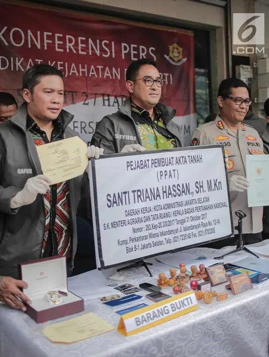 Dirreskrimum Polda Metro Jaya Kombes Pol Suyudi Ario Seto (tengah) didampingi Kabid Humas Polda Metro Jaya Kombes Pol Argo Yuwono (kanan) menunjukkan barang bukti kasus sindikat kejahatan properti saat rilis di Jakarta, Jumat (9/8/2019). (Liputan6.com/Faizal Fanani)
